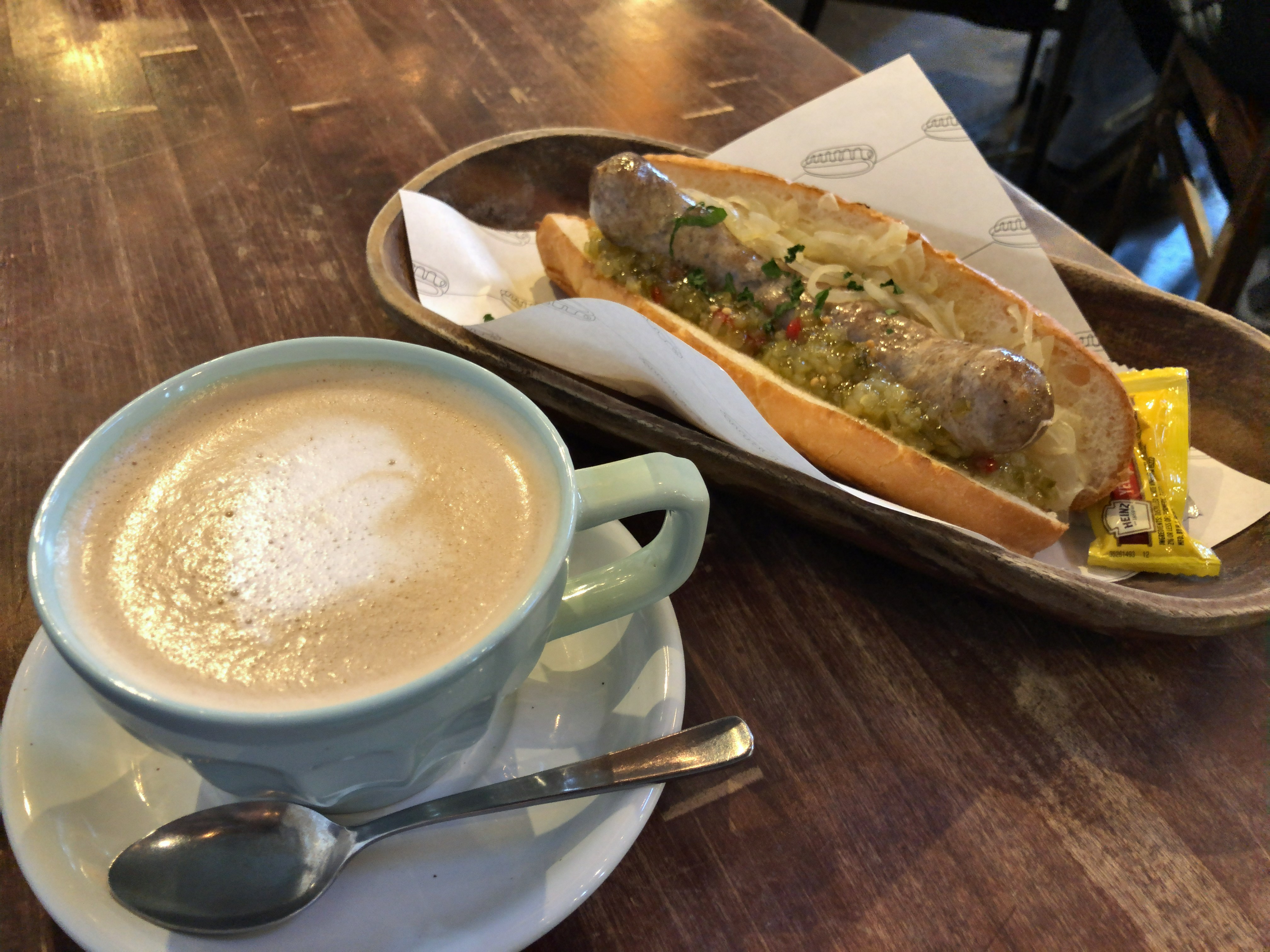 cafecharbon-latte-hotdog